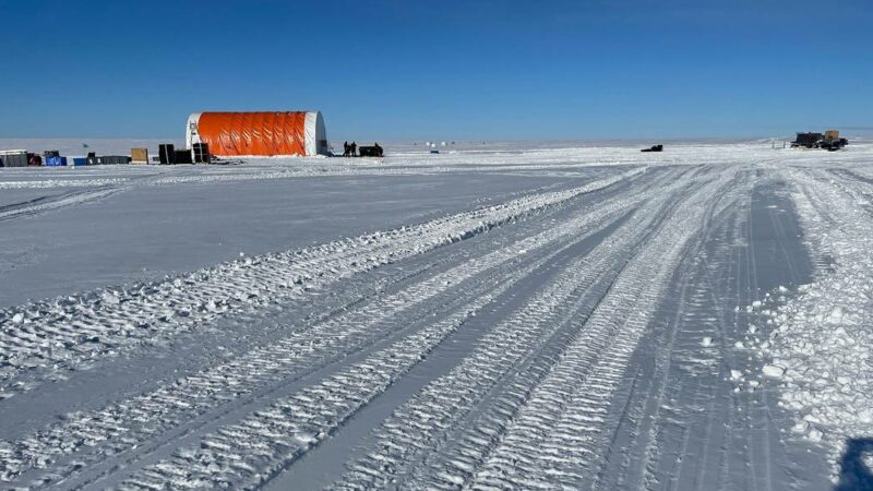 Unter dem ewigen Eis der Antarktis liegt uraltes Wissen. Forscher wollen dieses nun anbohren.