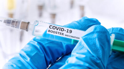 Frauen und junge Erwachsene anfälliger für Nebenwirkungen nach COVID-19-Impfung