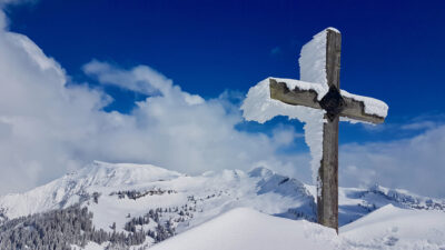 Vereistes Gipfelkreuz in den Österreichischen Alpen (Lanterns, Vorarlberg). Auch die Klimawissenschaft nimmt teilweise religiöse Züge an.
