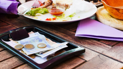 Bar zahlen und satte Rabatte erhalten: Neuer Trend in der Gastronomie