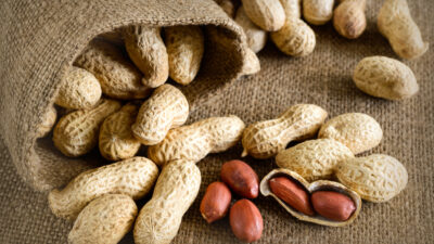 Erdnüsse: Der Snack, der Menschen jung und gesund hält