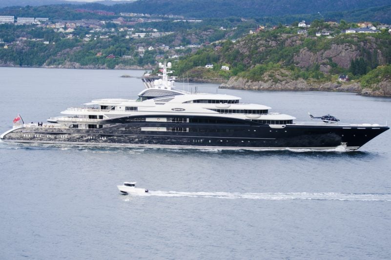 Die 134 Meter lange Superyacht „Serene“ nahe Bergen, Norwegen. Die ultimativen Statussymbole der reichsten Menschen verursachen bis 7.000 Tonnen CO₂ jährlich – wenn sie nicht genutzt werden.