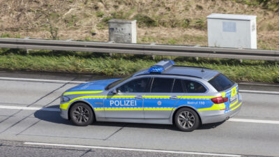 Betrunkener Autofahrer beschädigt 14 Fahrzeuge auf Autobahn in Hessen