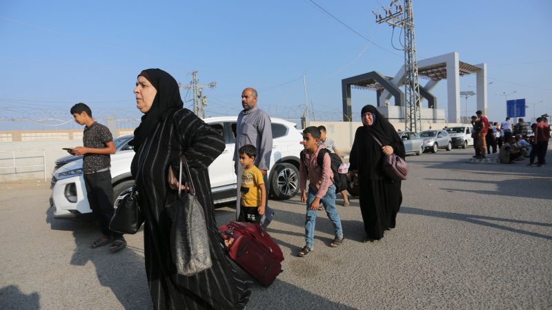 Palästinenserinnen und Palästinenser am Grenzübergang Rafah.