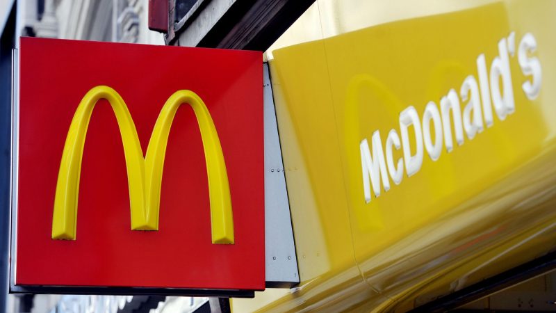 McDonald's hat Vorfälle in Großbritannien verurteilt, bei denen lebende Mäuse in Restaurants geworfen wurden.