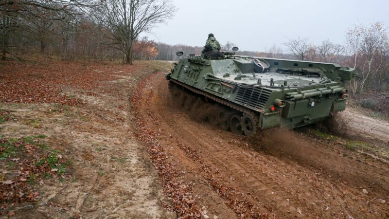 Ein Zivilpanzer verdichtet in Sielmanns Naturlandschaft Döberitzer Heide (2020) Trassen, damit sich dort Pfützen für Urzeitkrebse bilden können.