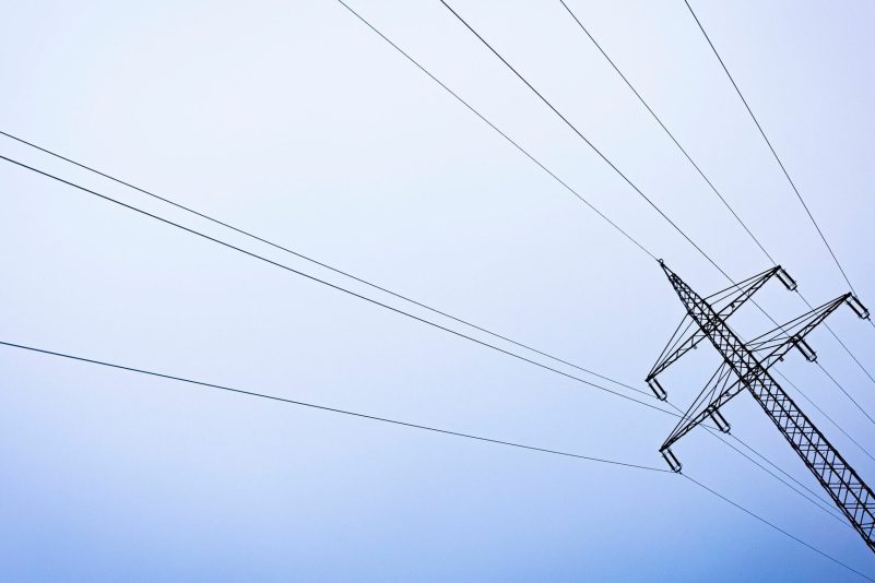 Ein Strommast steht in der Region Hannover. Deutschland verbraucht so wenig Energie wie nie zuvor.