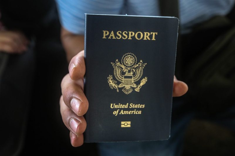 Ein US-Bürger hält seinen Reisepass in der Hand, während er am Grenzübergang zwischen dem Gazastreifen und Ägypten wartet. Ausländische Staatsangehörige aus 60 Ländern wollen ausreisen.