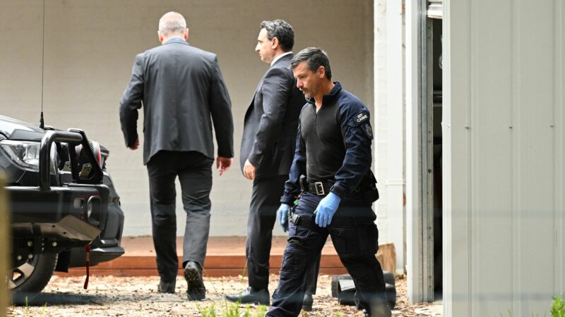 Polizeibeamte untersuchen das Grundstück von Erin Patterson in Leongatha, Victoria.