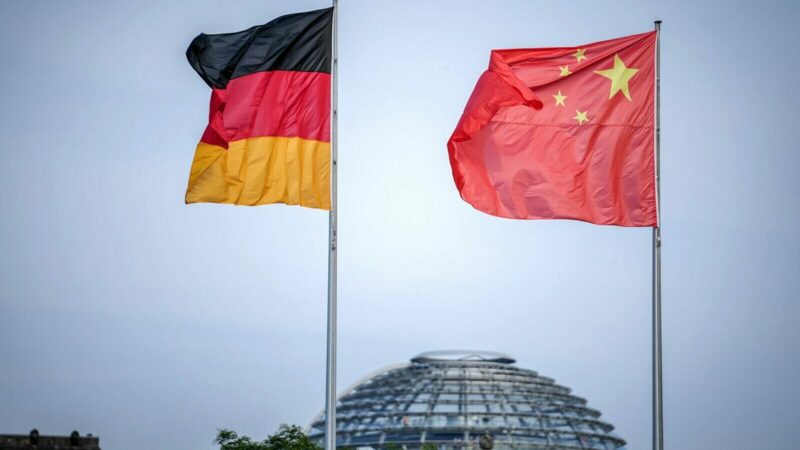 Die Flaggen von Deutschland und China wehen zum Auftakt des Deutschland-Besuchs der chinesischen Regierung vor dem Bundeskanzleramt, im Hintergrund die Kuppel des Reichstagsgebäudes.