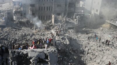 Palästinenser suchen in den Trümmern eines zerstörten Gebäudes in Bureij nach Überlebenden.