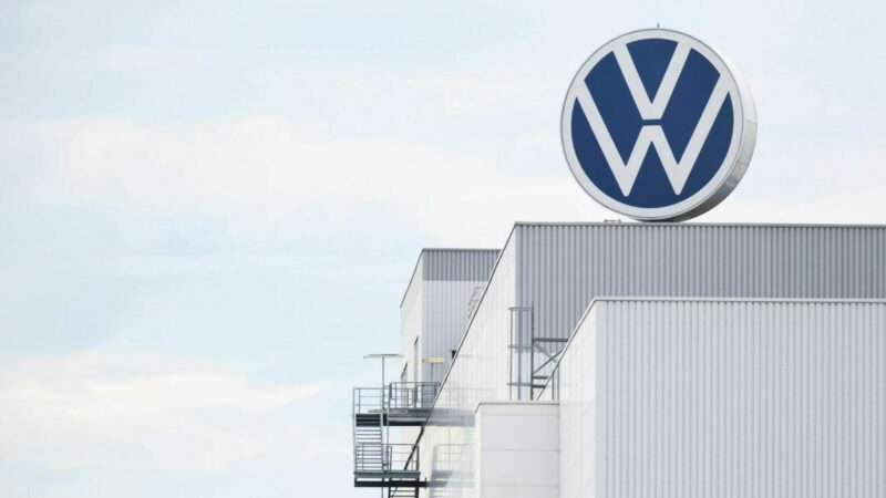 Der Volkswagen-Konzern will an sechs Standorten vorübergehend keine neuen Leute mehr einstellen.