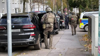 SEK-Beamte haben nach Hinweisen auf einen Bewaffneten eine Gesamtschule in Solingen umstellt.