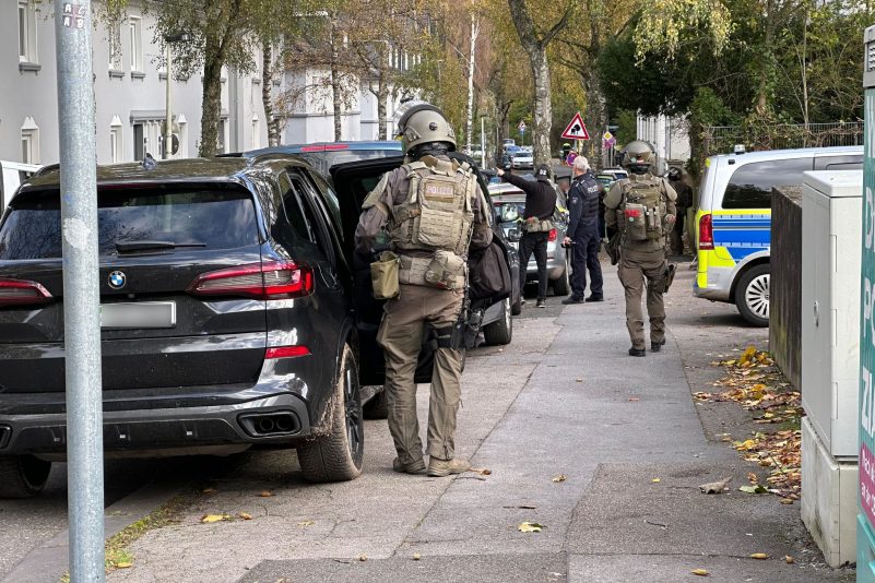 SEK-Beamte haben nach Hinweisen auf einen Bewaffneten eine Gesamtschule in Solingen umstellt.