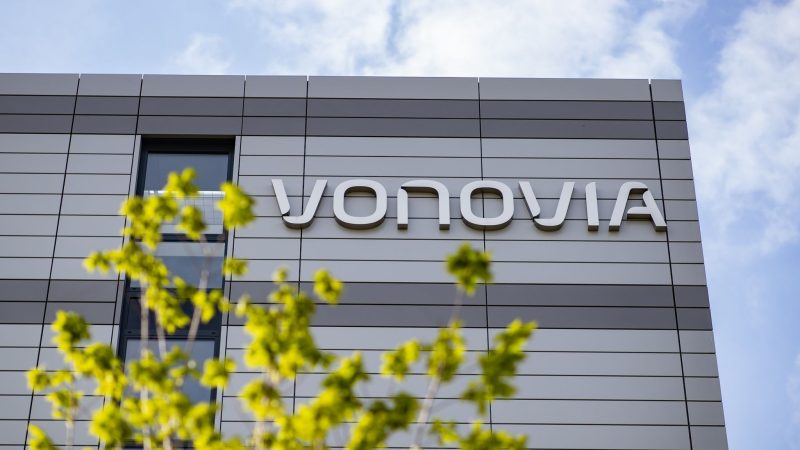Der Schriftzug des Wohnungsunternehmens Vonovia ist an der Firmenzentrale in Bochum.