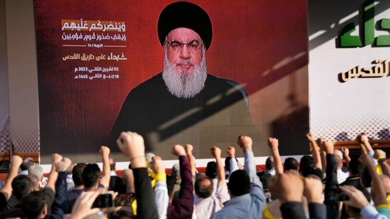 Anhänger der vom Iran unterstützten Hisbollah erheben ihre Fäuste und jubeln, als Hisbollah-Führer Hassan Nasrallah während einer Kundgebung zum Gedenken an in den vergangenen Wochen getötete Hisbollah-Kämpfer über eine Videoverbindung erscheint.