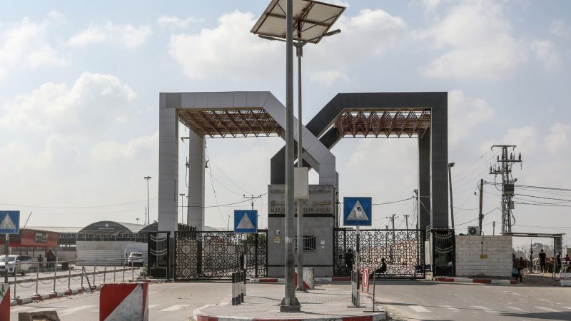 Ein Blick auf das Tor des Grenzübergangs Rafah zu Ägypten.
