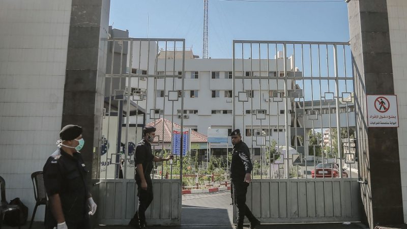 Mitglieder der islamistischen Hamas bewachen die Tore des Schifa-Krankenhaus in Gaza, das nach israelischer Darstellung auch als Hamas-Kommandozentrum dient.