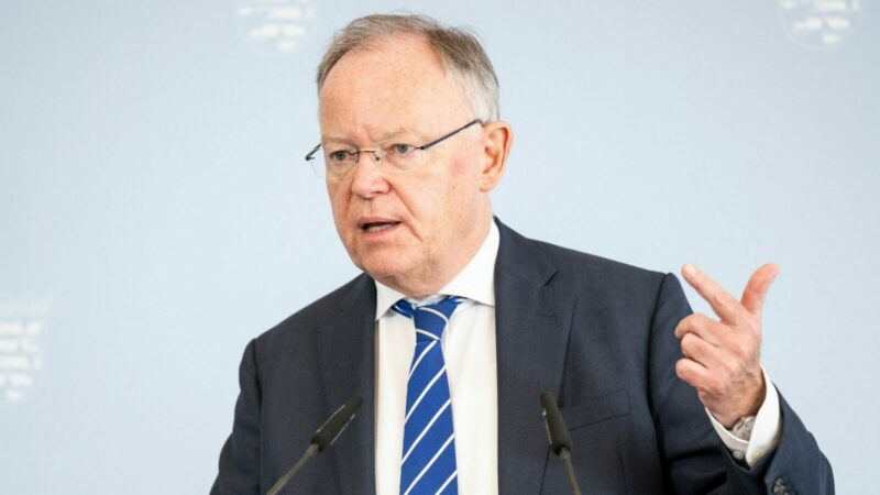 Niedersachsens Ministerpräsident Stephan Weil macht für die Finanzierung des Deutschlandtickets einen Lösungsvorschlag für das kommende Jahr.