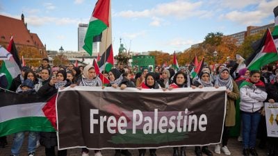 Viele Menschen nehmen an der Pro-Palästina-Kundgebung am Neptunbrunnen in berlin teil.
