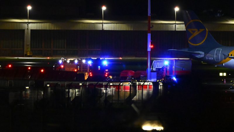 Einsatzkräfte mit ihren Fahrzeugen sind am Flughafen im Eisatz.