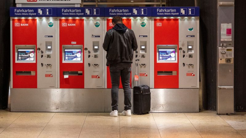 «D-Ticket» steht auf den Monitoren von Fahrkartenautomaten im Hauptbahnhof in Köln.