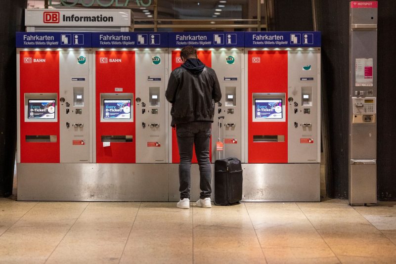 «D-Ticket» steht auf den Monitoren von Fahrkartenautomaten im Hauptbahnhof in Köln.