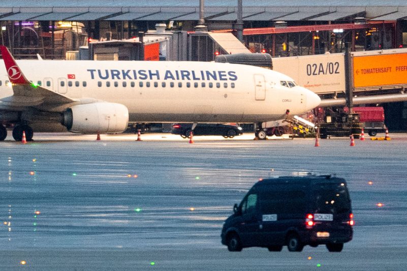 Der Hamburger Flughafen wurde weiträumig abgesperrt. Ein bewaffneter Mann hält auf dem Airport seine vierjährige Tochter in seiner Gewalt. Hintergrund soll nach Polizeiangaben ein Sorgerechtsstreit sein.