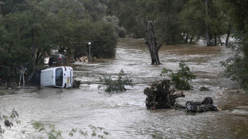 Der Sturm «Domingos» hat gewütet: Auf der französischen Mittelmeerinsel Korsika liegen Autos im Fluss Prunelli.