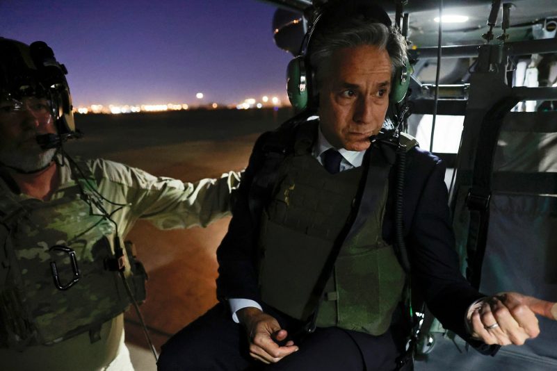 US-Außenminister Antony Blinken (r) verlässt die internationale Zone in Bagdad mit einem Helikopter.