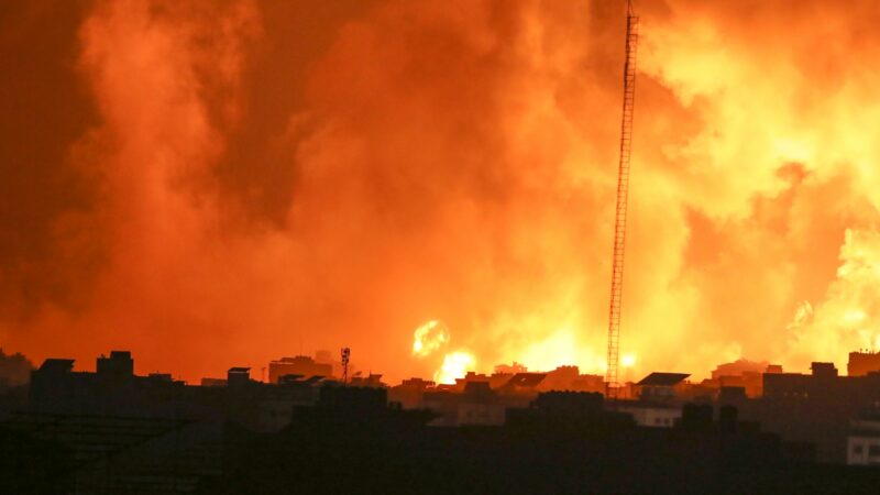 Nach israelischen Luftangriffen auf Gaza steigen Feuer und Rauch aus Gebäuden auf.