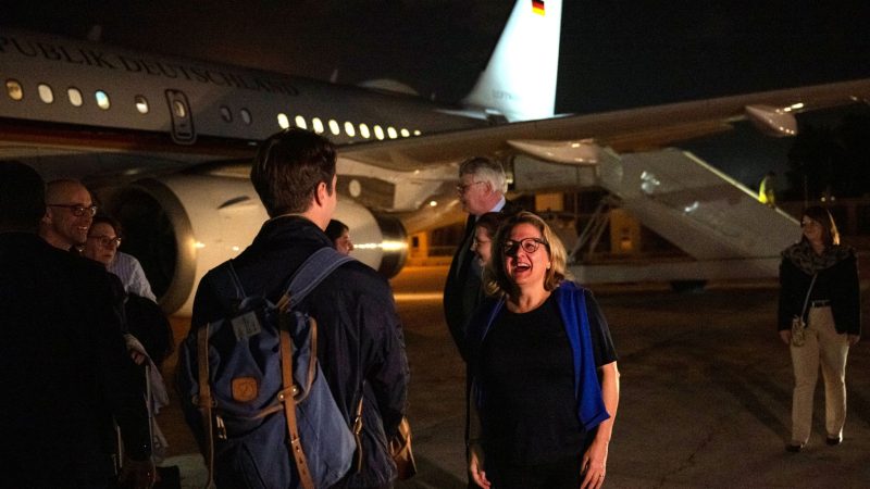 Entwicklungsministerin Svenja Schulze bei der Ankunft am Flughafen in Amman.