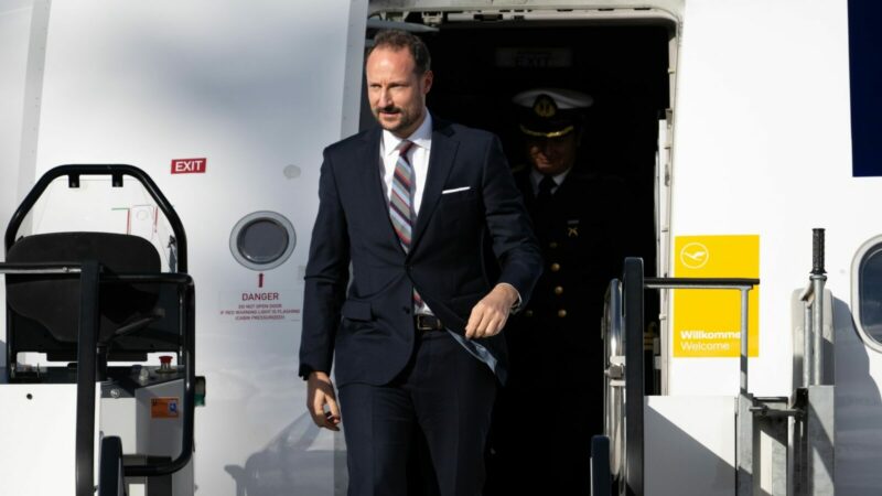 Kronprinz Haakon ist per Flugzeug zu einem viertägigen Besuch nach Deutschland gekommen.