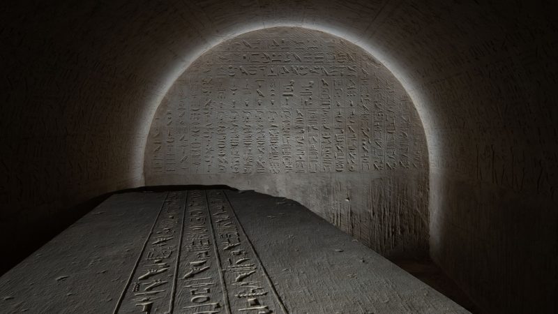 Die Südwand der Grabkammer und der Deckel des Sarkophags von Djehutiemhet: Tschechische Forscher haben ein reich verzierte Grab entdeckt.