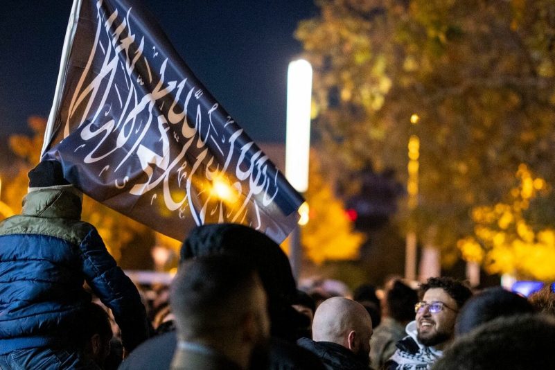 Eine Fahne mit arabischer Schrift bei einer Pro-Palästina- Demo.