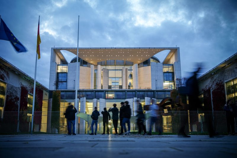 Hier wird Politik gemacht: Menschen stehen vorm Bundeskanzleramt im Berliner Regierungsviertel, wo die Ministerpräsidenten der Länder mit Kanzler Olaf Scholz über die Migrationspolitik beraten.