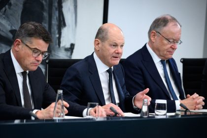 Bundeskanzler Olaf Scholz (M, SPD) äußert sich zusammen mit Boris Rhein (l, CDU), Ministerpräsident von Hessen, und Stephan Weil (SPD), Ministerpräsident von Niedersachsen, nach dem Bund-Länder-Gipfel im Bundeskanzleramt.