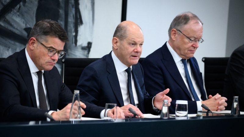Bundeskanzler Olaf Scholz (M, SPD) äußert sich zusammen mit Boris Rhein (l, CDU), Ministerpräsident von Hessen, und Stephan Weil (SPD), Ministerpräsident von Niedersachsen, nach dem Bund-Länder-Gipfel im Bundeskanzleramt.