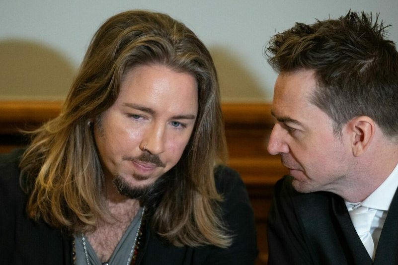 Gil Ofarim (l) spricht im Gerichtssaal mit seinem Anwalt Alexander Stevens.