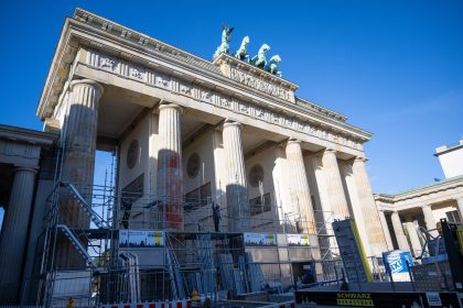 Brandenburger Tor noch immer orange – neuer Reinigungsversuch wird teuer