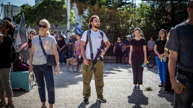 Einen Monat nach dem Terrorangriff der Hamas auf Israel am 7. Oktober legen Israelis in Tel Aviv eine Schweigeminute ein.
