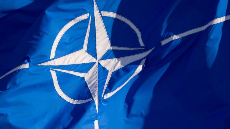 Die Flagge der Nato: In einer gemeinsamen Erklärung aller 31 Nato-Staaten heißt es, man verurteile Russlands Austritt.