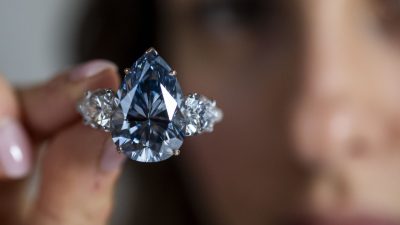 Der «Bleu Royal» ist ein seltener 17,61 Karat schwerer, lupenreiner Diamant.