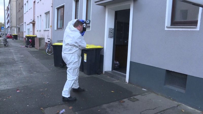 Beamte der Spurensicherung arbeiten vor einem Haus in Hannover. Vor dem Mehrfamilienhaus im Stadtteil Vahrenwald ist eine schwer verletzte Frau zusammengebrochen und gestorben.