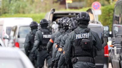Einsatzkräfte stehen bei einer Bedrohungslage in Hamburg vor der Stadtteilschule Blankenese. Zwei Jugendliche oder Kinder sollen am