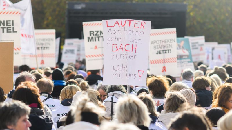 Mit geschlossenen Apotheken in ganz Norddeutschland und einer zentralen Kundgebung in Hannover protestieren Apotheker gegen Einsparungen und stagnierende Honorare.