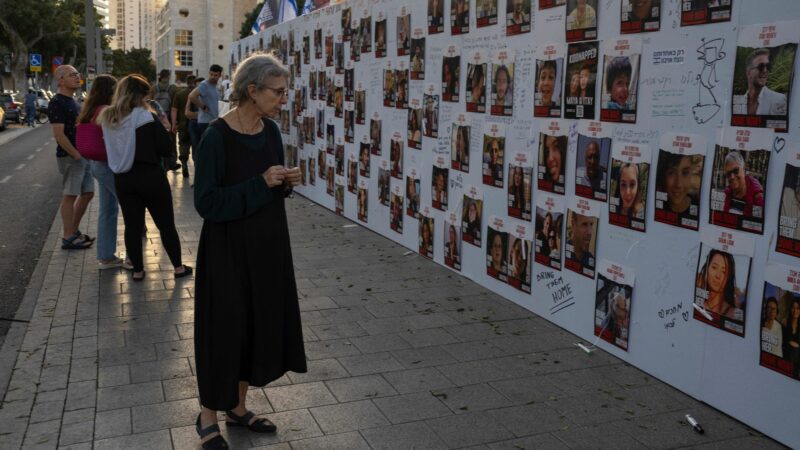 Fotos der im Gazastreifen vermissten Menschen an einer Wand in Tel Aviv. Nachdem die Hamas am 7. Oktober Israel überfiel, fordern Angehörige und ihre Unterstützer die Rückkehr der Geiseln.