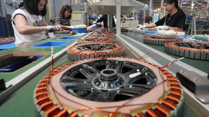 Mitarbeiterinnen arbeiten in der Werkstatt eines Elektrofahrradherstellers in der Lutai-Wirtschaftsentwicklungszone der Stadt Tangshan.