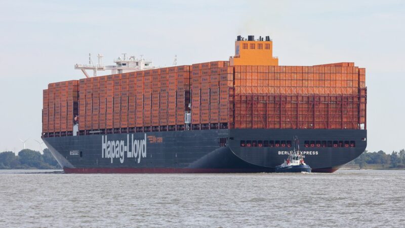 Das Containerschiff «Berlin Express» der Reederei Hapag-Lloyd auf der Elbe: Die Reederei fährt ein schächeres Ergebnis ein.