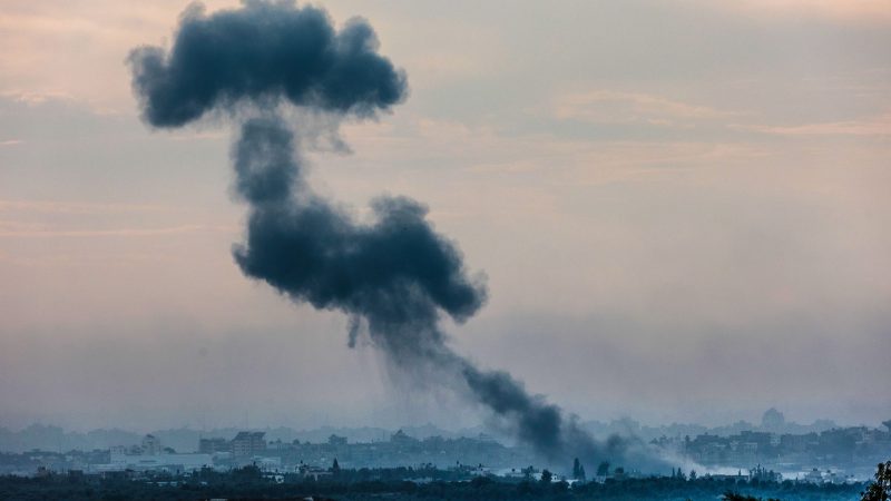 Rauch steigt nach einem israelischen Angriff aus dem Gazastreifen auf.